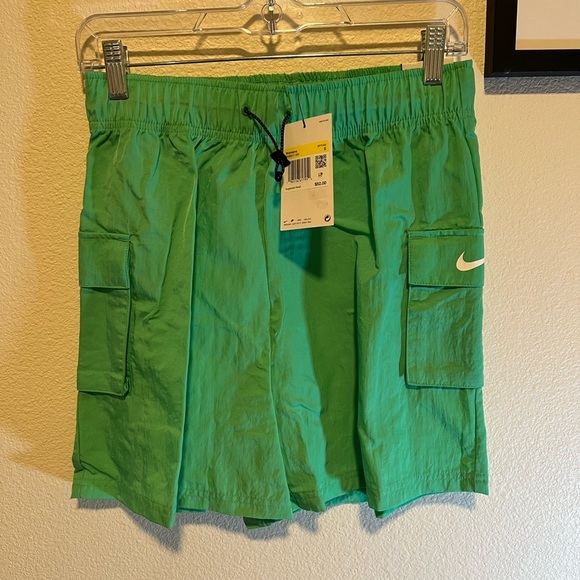 Nike Women's Vibrant Green Athletic Shorts size small - Picture 1 of 4